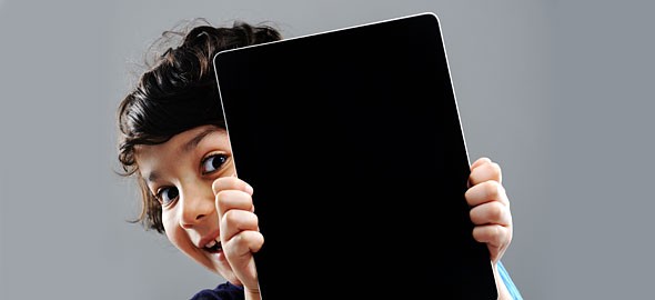 Τablet και κινητά- Τι συνιστούν οι παιδίατροι τους γονείς