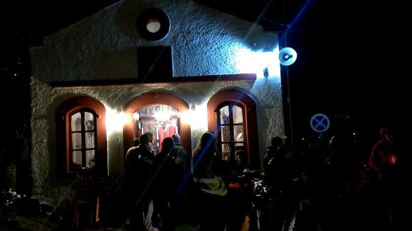 Συγκινητικές εικόνες – Άνοιξαν την εκκλησία για να περιθάλψουν μετανάστες – ΦΩΤΟ