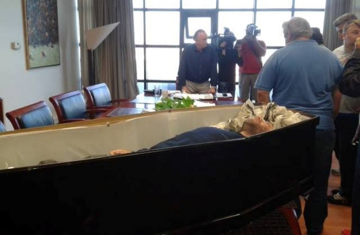 Εργαζόμενοι στην Αχαϊα διαμαρτυρήθηκαν με… φέρετρα – ΦΩΤΟ