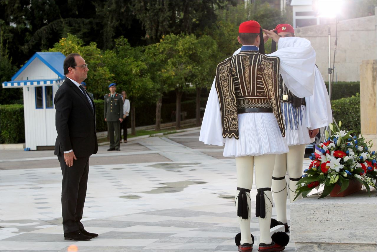 Η κατάθεση στεφάνου στο μνημείο του Αγνώστου Στρατιώτη από τον Ολάντ – ΒΙΝΤΕΟ