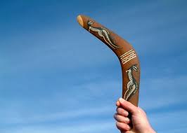 Γιατί το μπούμερανγκ γυρνά πίσω;