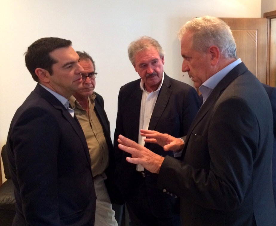 Τετ α τετ Τσίπρα – Αβραμόπουλου στο αεροδρόμιο Ελευσίνας – ΦΩΤΟ