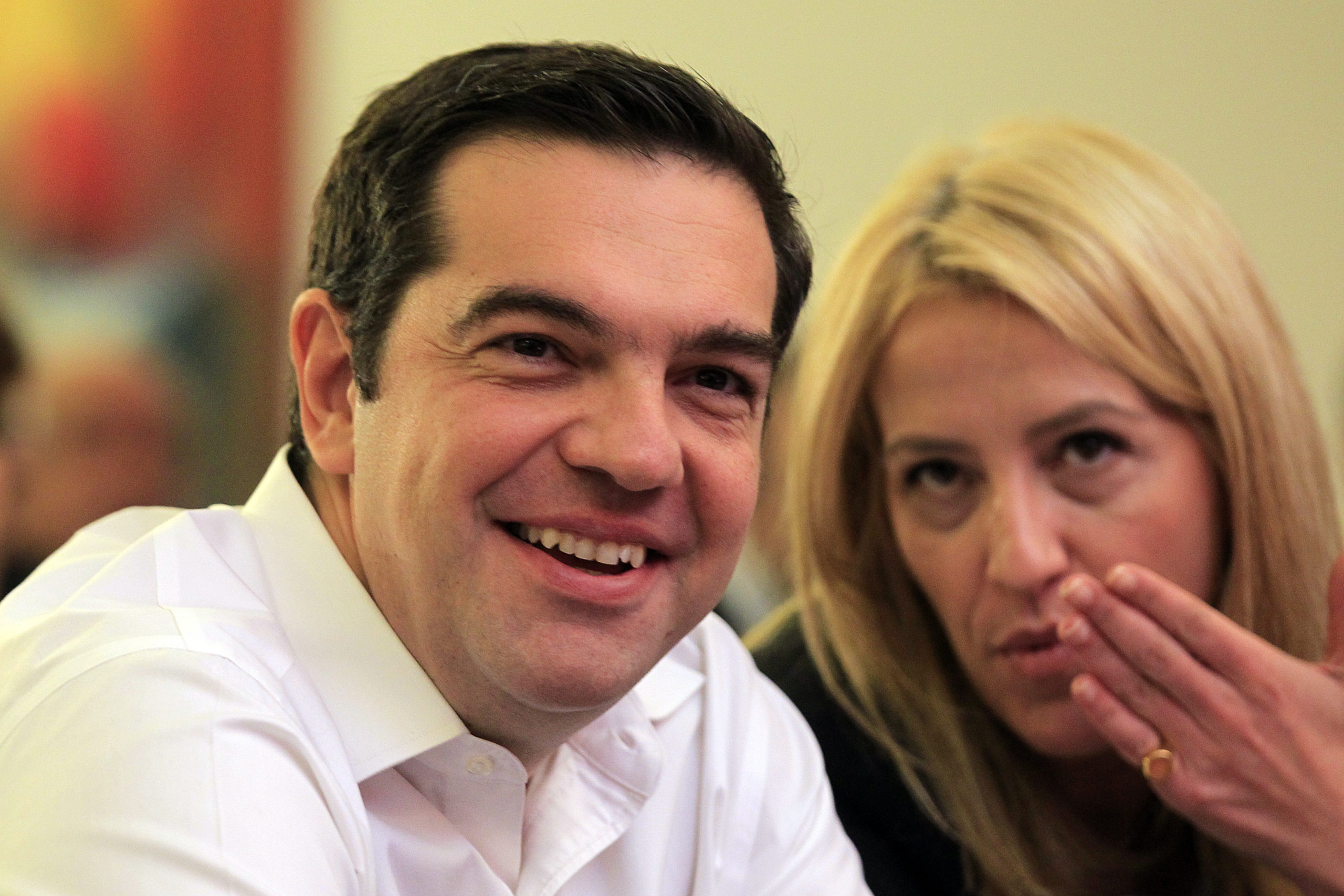 Τι ψιθύριζε η Δούρου στον Τσίπρα; – ΦΩΤΟ