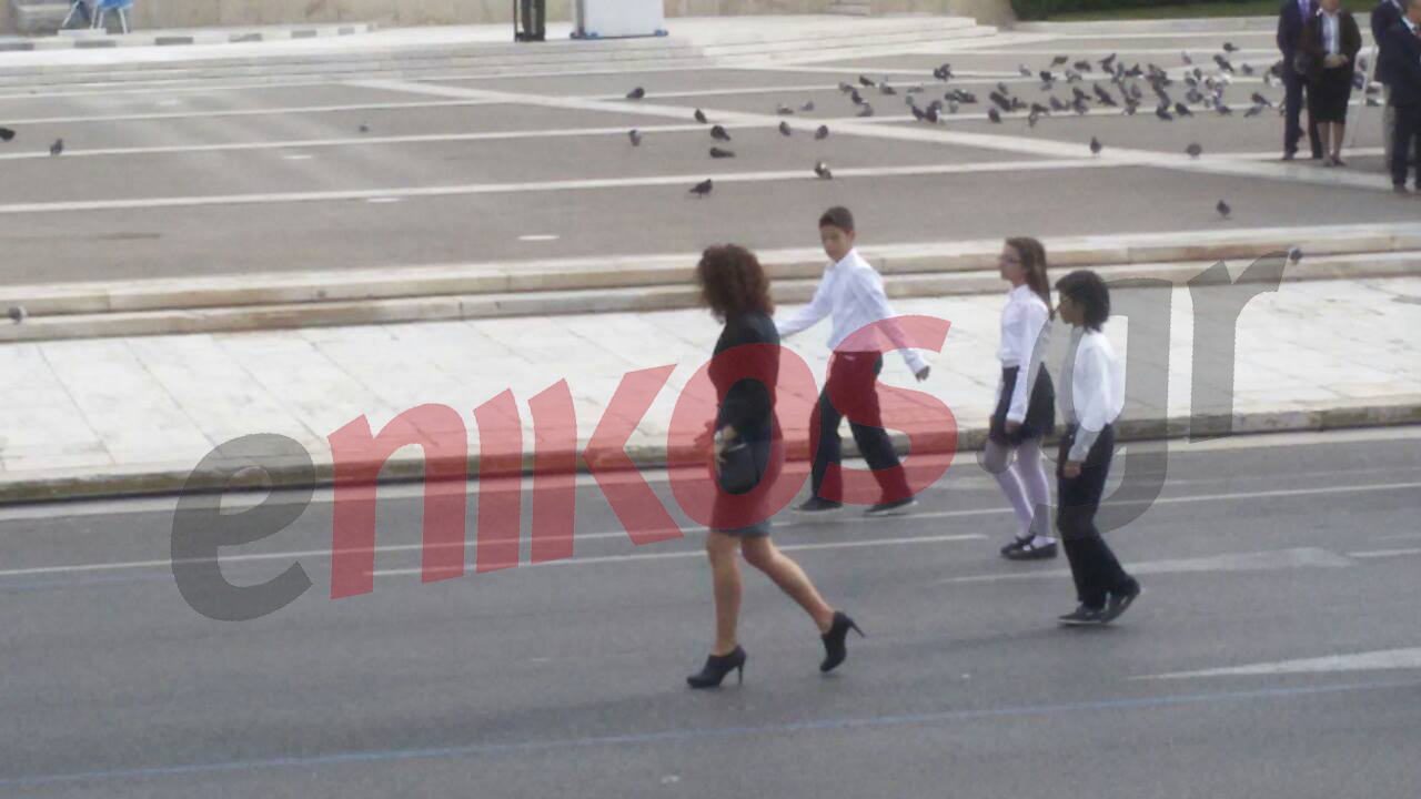 Η δασκάλα που τράβηξε τα βλέμματα στη μαθητική παρέλαση – ΦΩΤΟ
