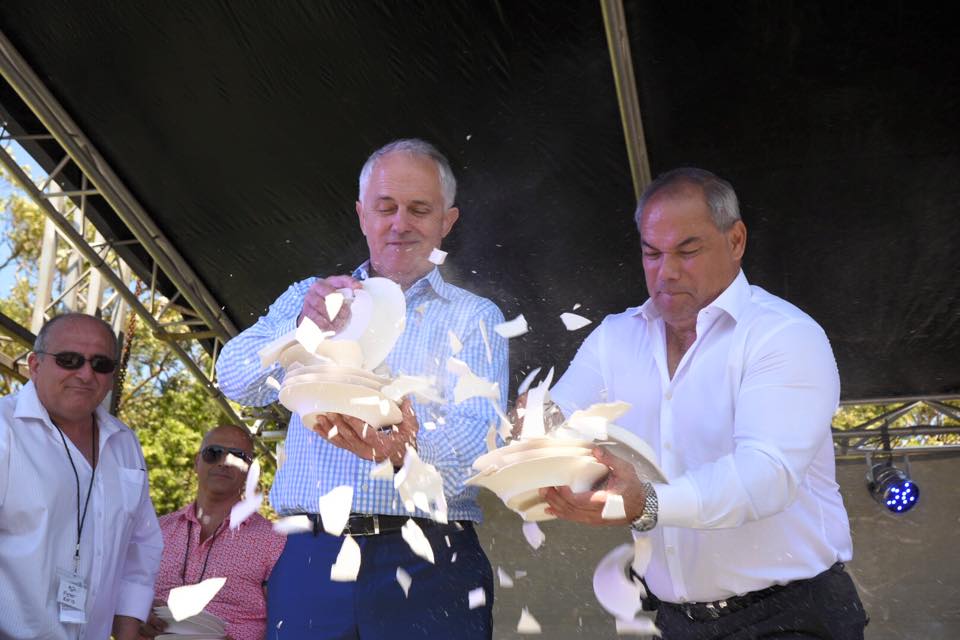 Τα “έσπασε” ο Αυστραλός πρωθυπουργός σε ελληνικό πανηγύρι – ΦΩΤΟ