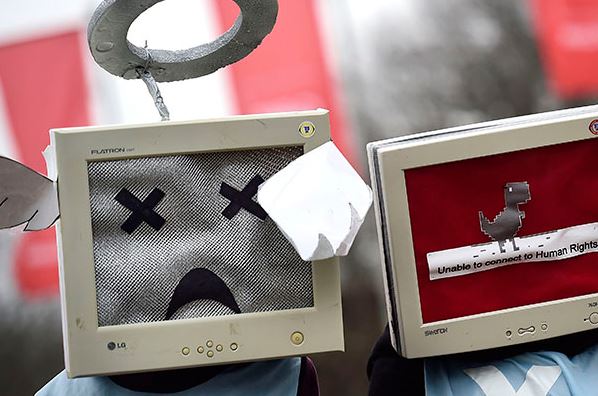 Περιορίζεται η ελευθερία έκφρασης στο Διαδίκτυο