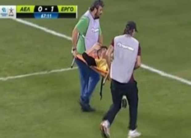 Ο τραυματιοφορέας καταγγέλλει ότι τον χτύπησε ο παίκτης του Εργοτέλη