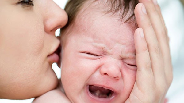 Πώς να ηρεμήσετε το μωρό σας όταν κλαίει