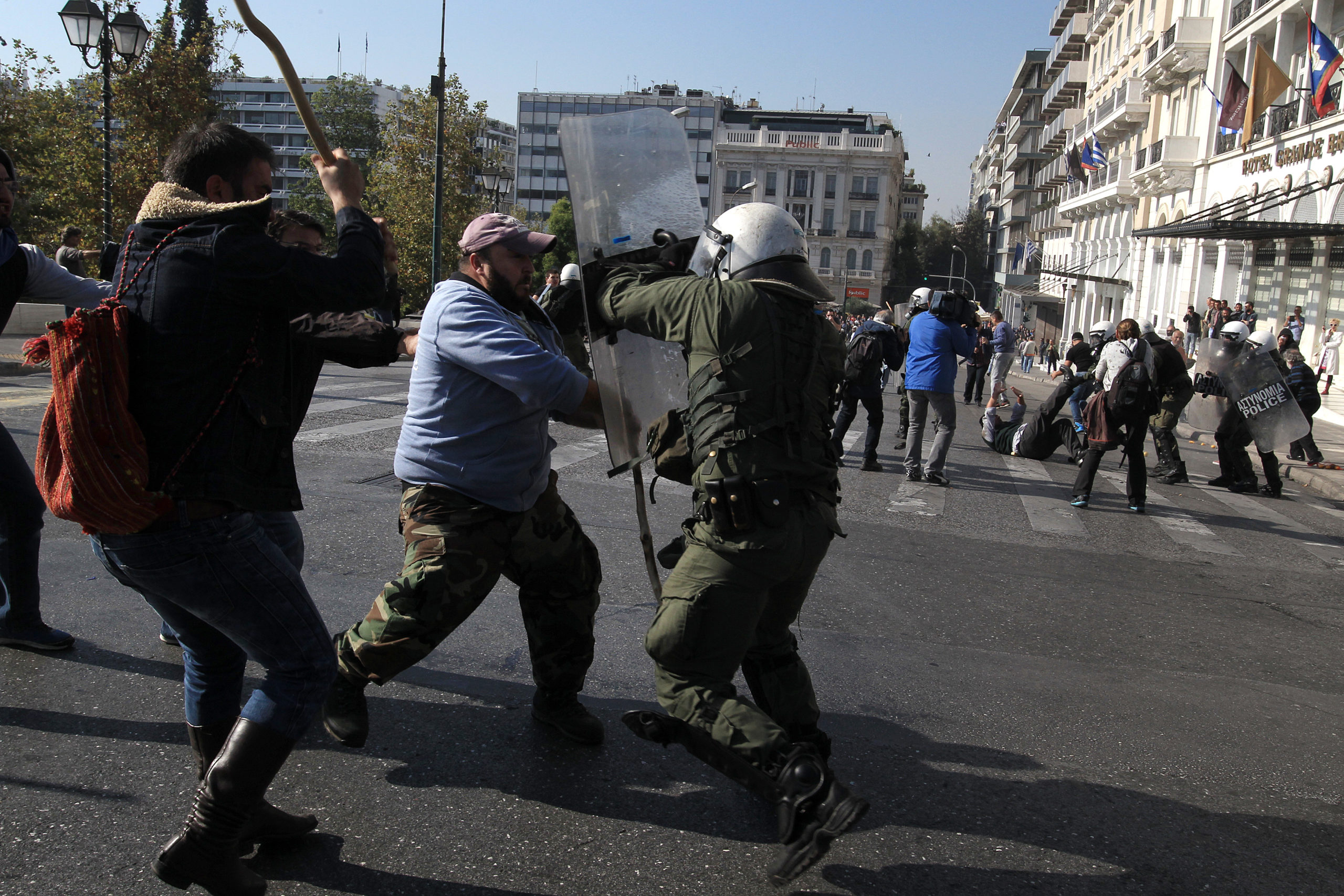 Μάχη σώμα με σώμα μεταξύ αγροτών και αστυνομικών – ΦΩΤΟ