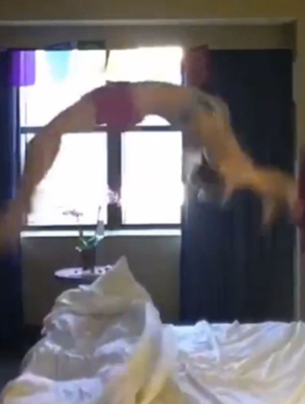 Ένας πολύ απλός τρόπος να κοιμηθείς – Ανάποδο άλμα και κάτω από το πάπλωμα – ΒΙΝΤΕΟ