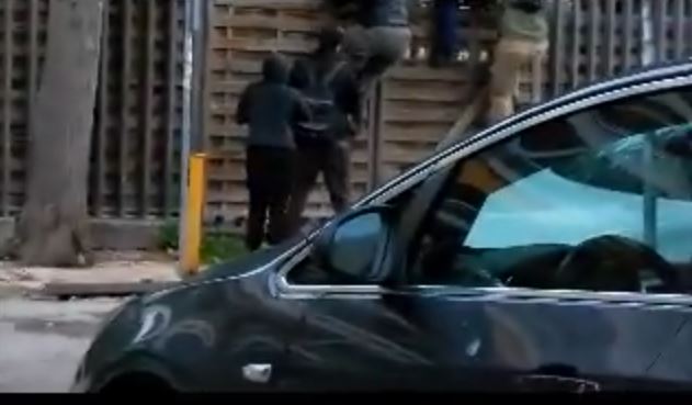 Εισβολή στην πρώην κατοικία του Γερμανού πρέσβη – ΒΙΝΤΕΟ