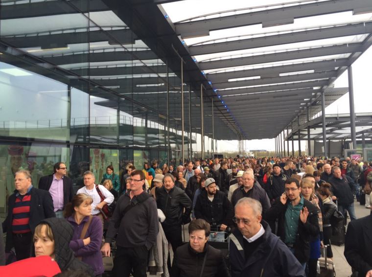 Ύποπτο αντικείμενο στο αεροδρόμιο του Γκάτγουικ – ΤΩΡΑ – ΦΩΤΟ