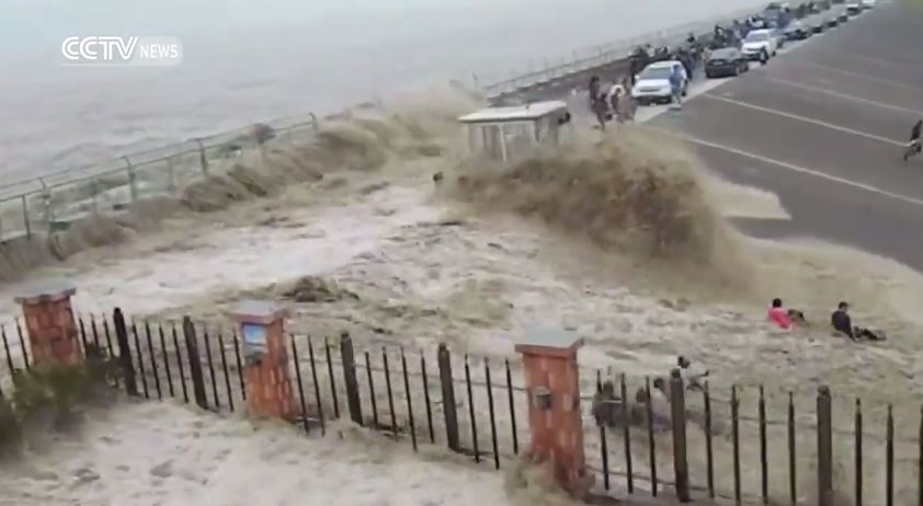 Τεράστιο κύμα παρέσυρε 20 ανθρώπους στην Κίνα – ΒΙΝΤΕΟ