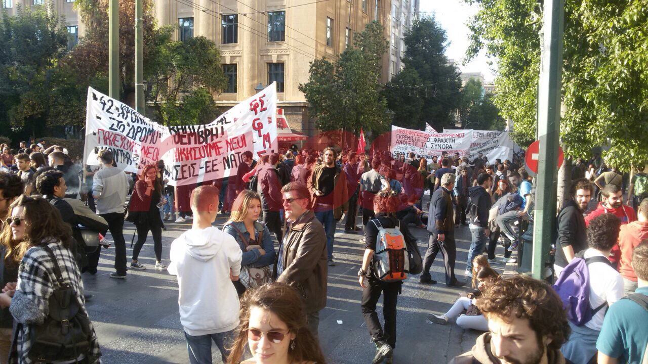 Συγκεντρώνεται κόσμος στη Σταδίου – ΦΩΤΟ – ΤΩΡΑ