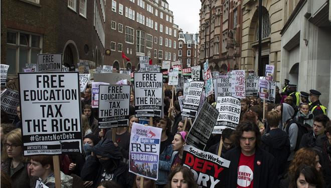 Λονδίνο- Χιλιάδες φοιτητές στους δρόμους με αίτημα τη δωρεάν εκπαίδευση