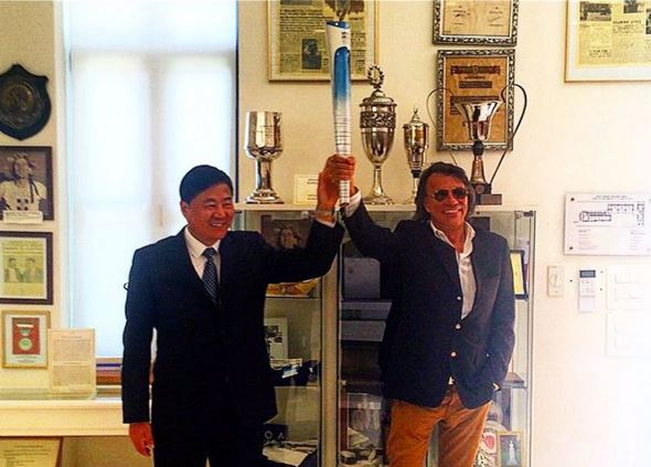 Ο Ψινάκης σηκώνει τη δάδα με το χέρι στην τσέπη – ΦΩΤΟ