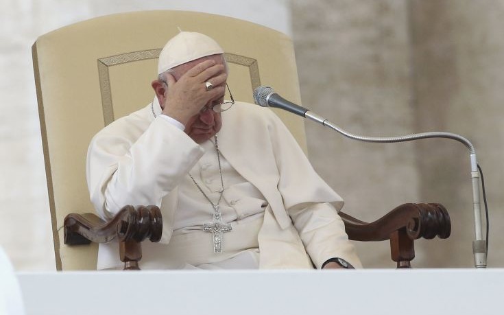 Σκόνταψε στα σκαλιά της εκκλησίας ο Πάπας – ΒΙΝΤΕΟ