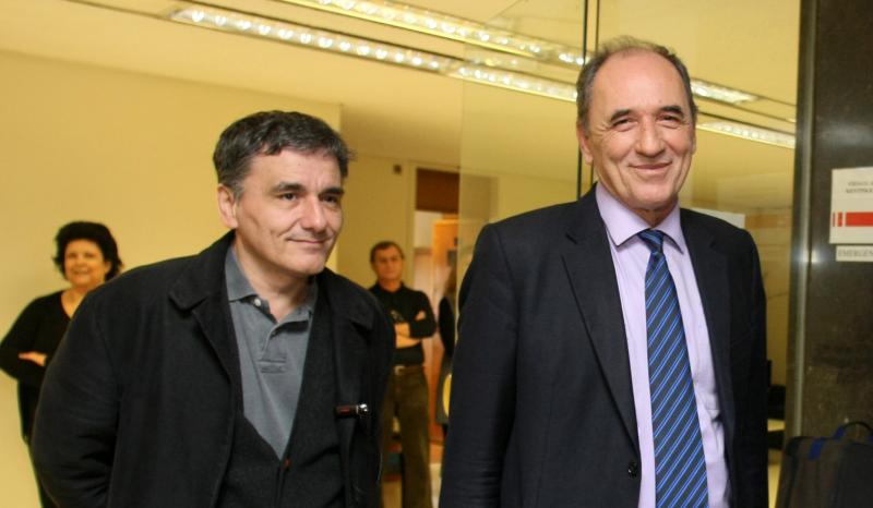Σε εξέλιξη η συνάντηση Τσακαλώτου-Σταθάκη με την τρόικα