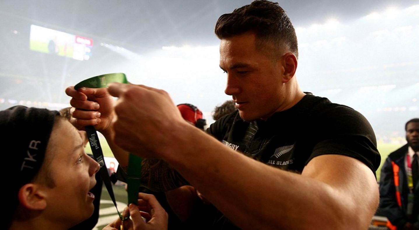 Χάρισε το μετάλλιο του στον μικρό “εισβολέα” – ΦΩΤΟ – ΒΙΝΤΕΟ