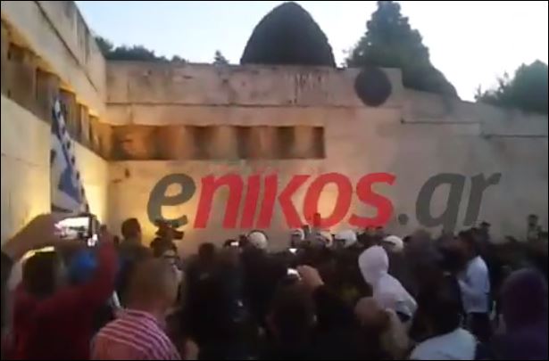 Η στιγμή της επίθεσης στον Κουμουτσάκο – ΒΙΝΤΕΟ