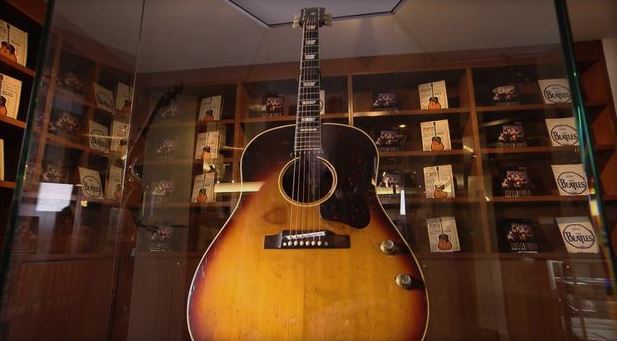 Η “χαμένη” κιθάρα του Λένον πωλήθηκε 2,4 εκατ. δολάρια