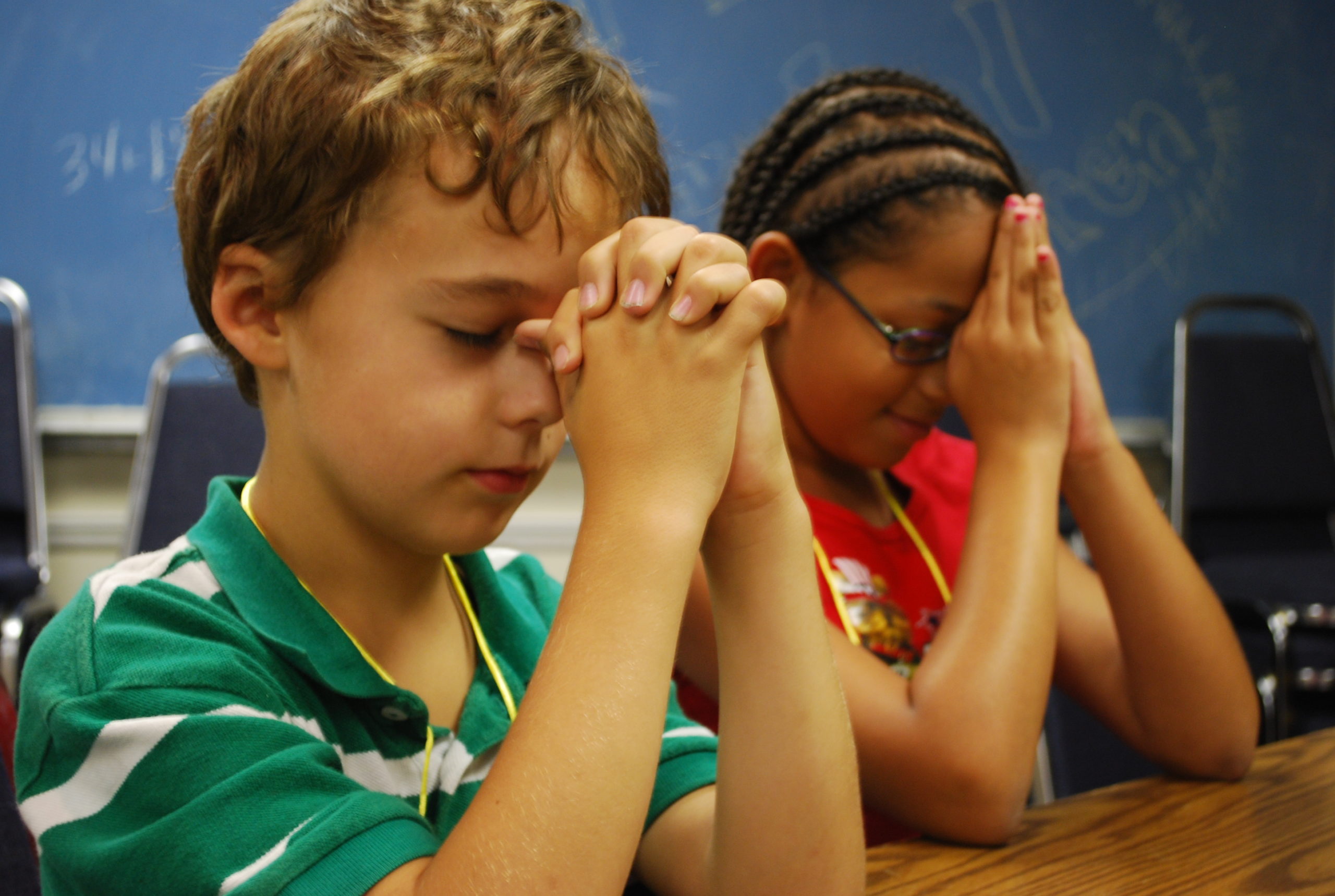 Έρευνα – Τα θρησκευόμενα παιδιά είναι λιγότερο γενναιόδωρα