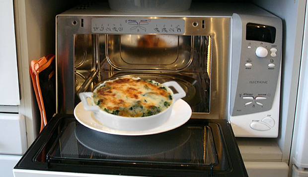 8 πράγματα που δεν πρέπει να μπαίνουν στο φούρνο μικροκυμάτων