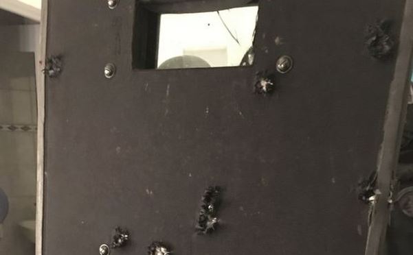 Η ασπίδα των αστυνομικών μαρτυρά το μακελειό στο Παρίσι – ΦΩΤΟ