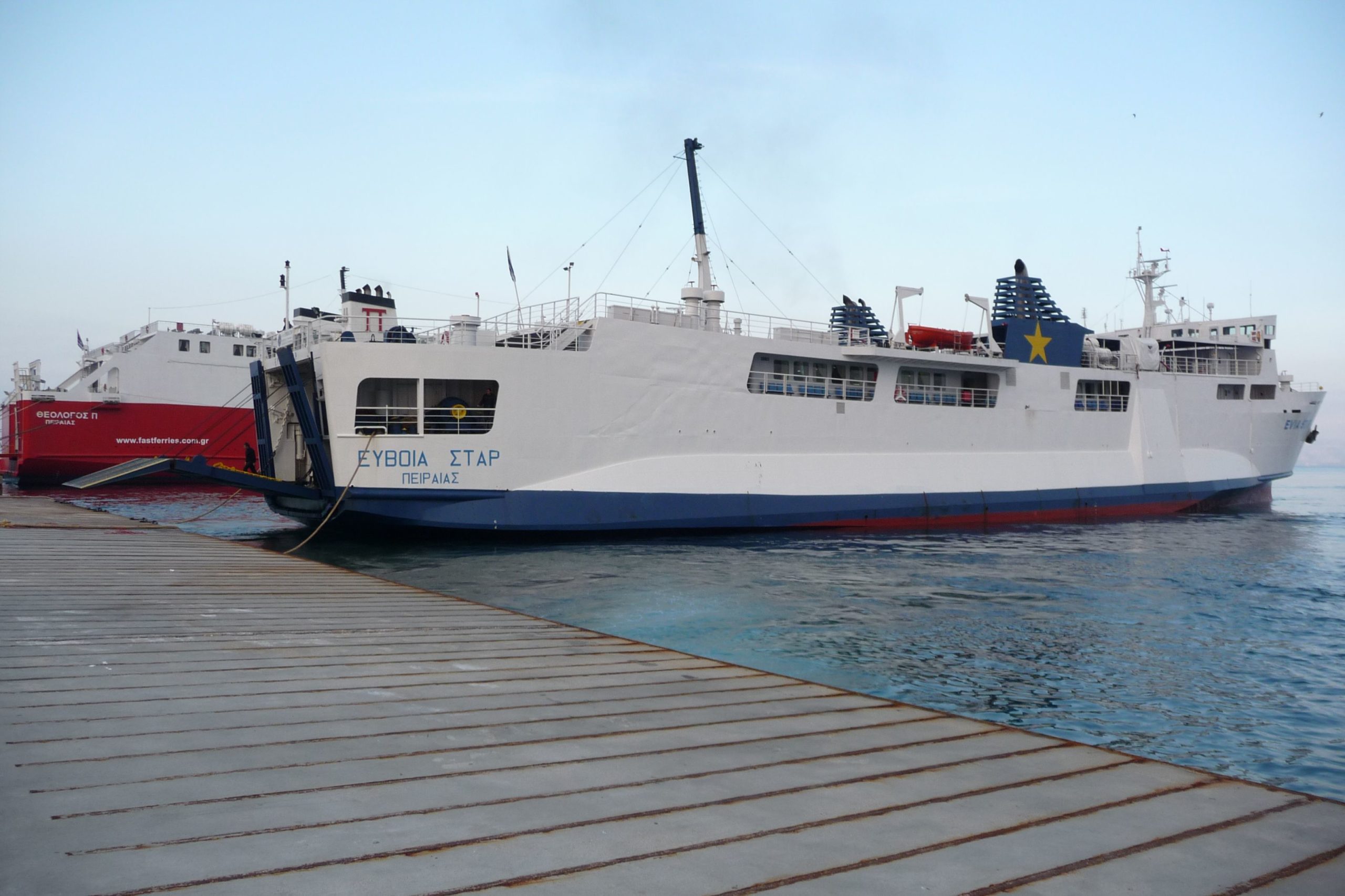 Ακινητοποιημένο πλοίο στη Ραφήνα μετά από τηλεφώνημα για βόμβα