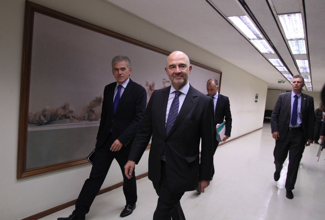 Μοσκοβισί: Τελειώνετε με τα προαπαιτούμενα αν θέλετε τα 2 δισ. ευρώ