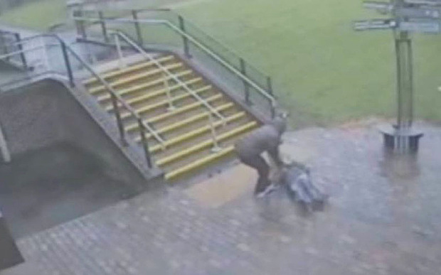 Τσαντάκιας ξυλοκόπησε γυναίκα για να αρπάξει τη λεία του – ΒΙΝΤΕΟ