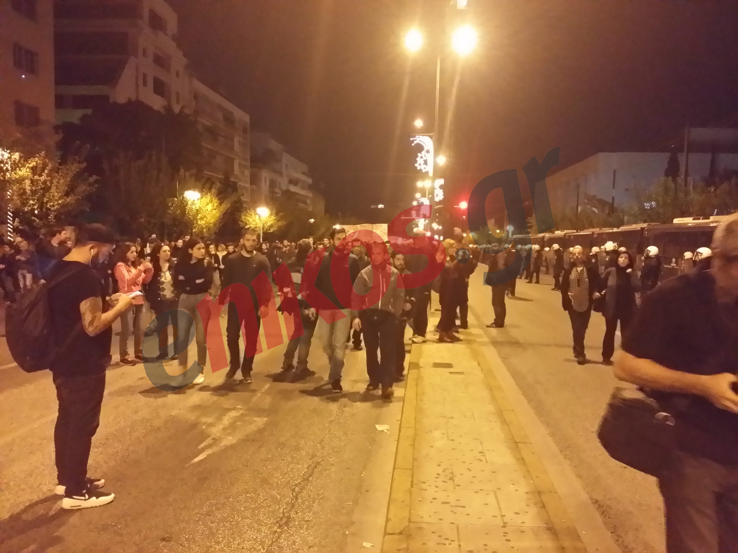 Στην αμερικανική πρεσβεία η κεφαλή της πορείας του Πολυτεχνείου – ΦΩΤΟ