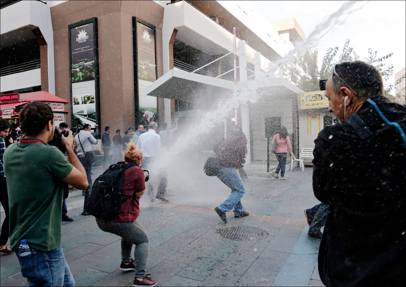 Επεισόδια στην Αττάλεια μεταξύ αστυνομικών και διαδηλωτών – ΦΩΤΟ
