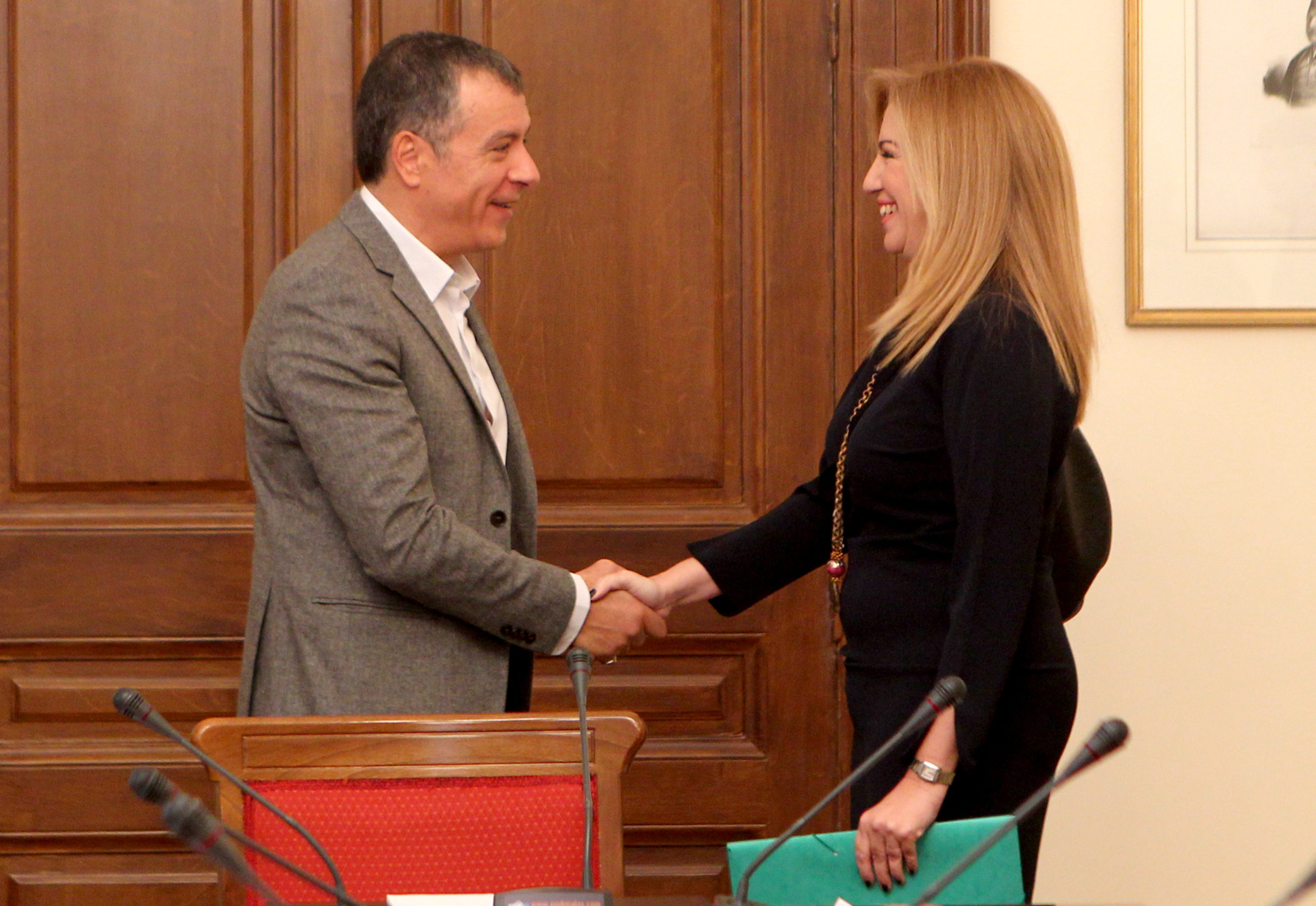 Η θερμή χειραψία Θεοδωράκη – Γεννηματά – ΦΩΤΟ