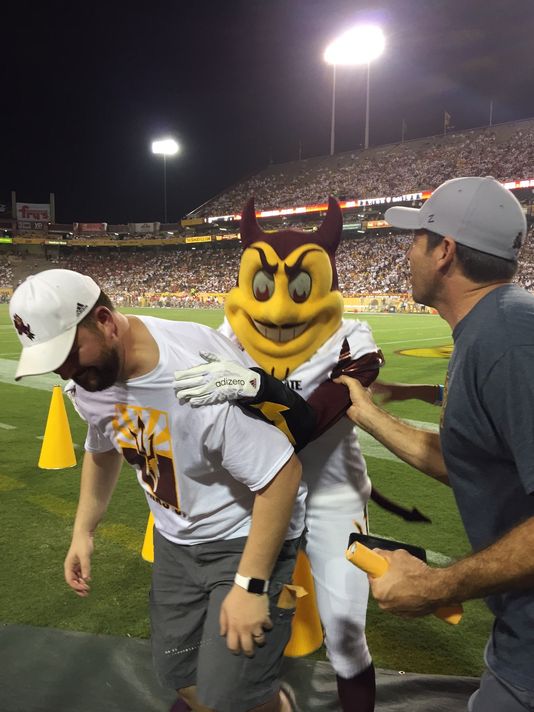 Ζητά αποζημίωση 100.000 δολαρίων επειδή του “επιτέθηκε” μασκότ – ΒΙΝΤΕΟ