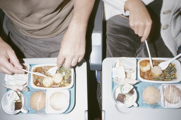 Γιατί το φαγητό στο αεροπλάνο είναι άνοστο;