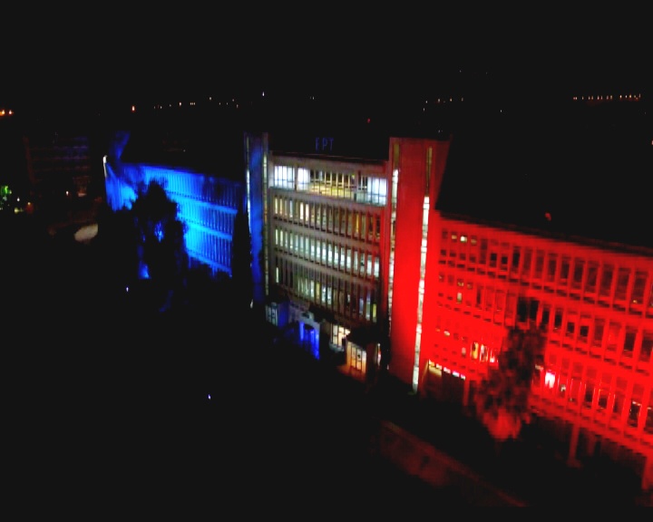 Στα χρώματα της γαλλικής σημαίας φωτίστηκε η ΕΡΤ – ΒΙΝΤΕΟ