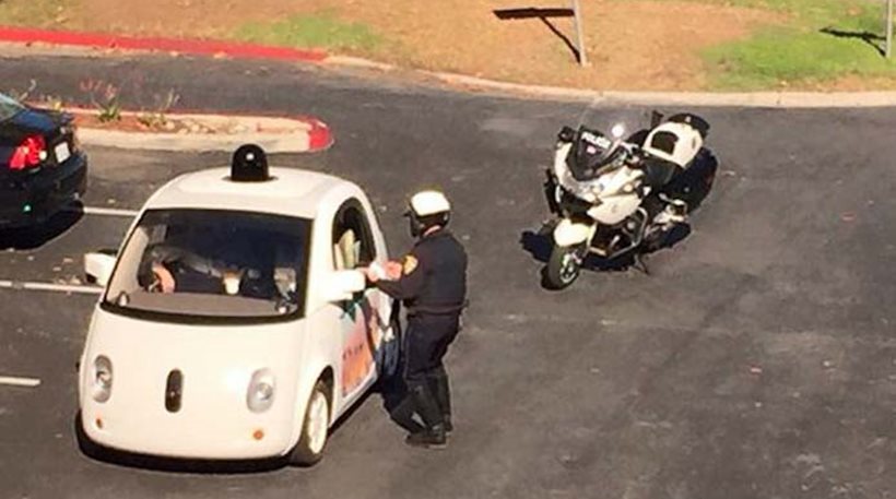 ΗΠΑ: Αστυνομικός σταμάτησε αυτοκίνητο της Google… χωρίς οδηγό επειδή ήταν αργό