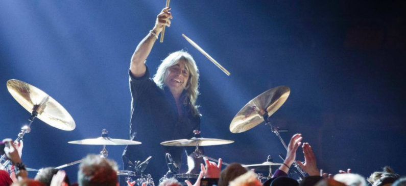 Ο ομογενής ντράμερ του συγκροτήματος Motörhead