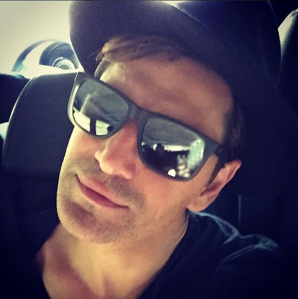 Ο Σάκης Ρουβάς… ξαπλωμένος στο κρεβάτι – ΦΩΤΟ