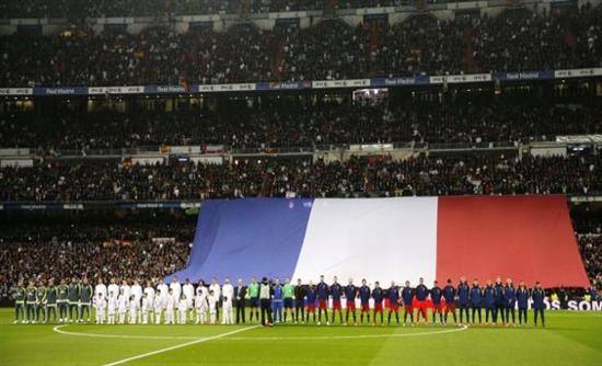 Ρεάλ και Μπαρτσελόνα τίμησαν τα θύματα του Παρισιού