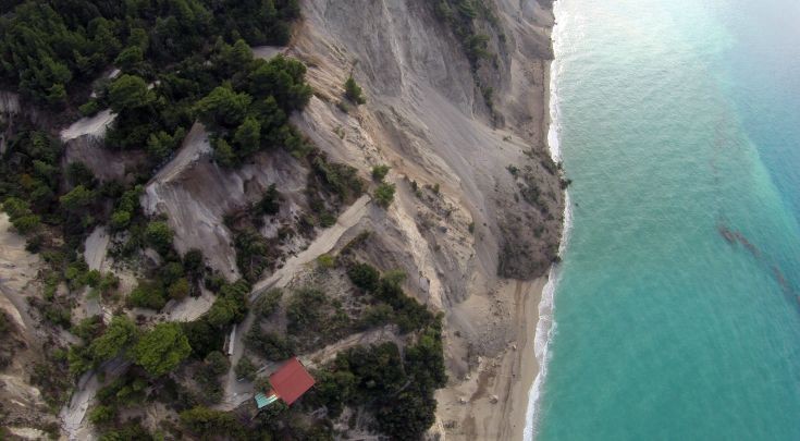 “Εξαφανίστηκε” η παραλία των Εγκρεμνών στη Λευκάδα – ΒΙΝΤΕΟ