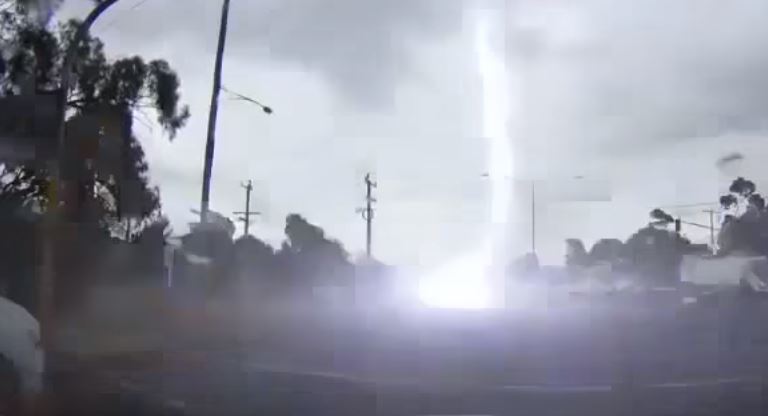 Συγκλονιστικό ΒΙΝΤΕΟ – Κεραυνός ανοίγει τρύπα στην άσφαλτο