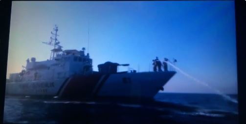 Εικόνες ντροπής: Σκάφος της τουρκικής ακτοφυλακής πετά νερό με μάνικα κατά προσφύγων – ΒΙΝΤΕΟ