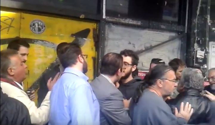 Ένταση στην Πάτρα κατά την κατάθεση στεφάνου από τον ΣΥΡΙΖΑ – ΒΙΝΤΕΟ