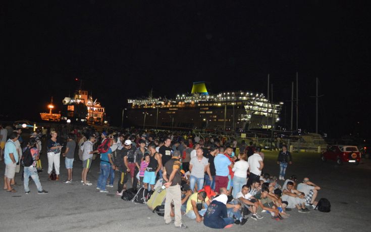 Περισσότεροι από 2.000 πρόσφυγες αποβιβάστηκαν στον Πειραιά