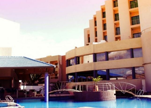 Ο ένοικος του ξενοδοχείου στο Μάλι που τράβηξε ΒΙΝΤΕΟ μέσα από το δωμάτιο