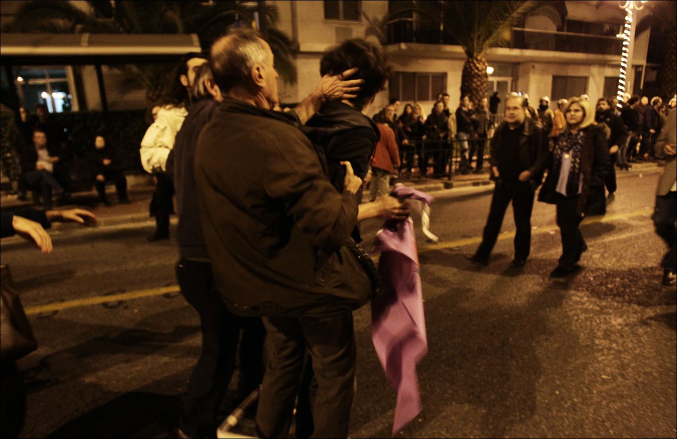 Διαδηλωτές προπηλάκισαν μέλη του ΣΥΡΙΖΑ – ΦΩΤΟ