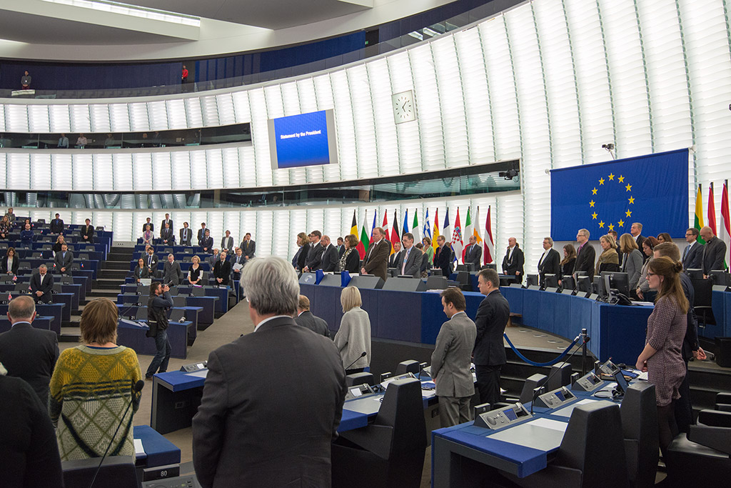 Ενός λεπτού σιγή για τα θύματα τρομοκρατίας στο Ευρωκοινοβούλιο – ΦΩΤΟ