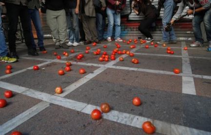 Φοιτητές έριξαν ντομάτες έξω από το υπουργείο Εργασίας – ΒΙΝΤΕΟ – ΦΩΤΟ